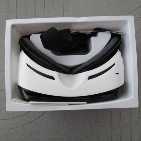 SAMSUNG Gear VR Virtual Reality Headset 2015 Edition - Picture 4 of 4